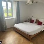 לינה וארוחת בוקר Chateau Camus *