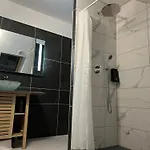 לינה וארוחת בוקר Chateau Camus מונטמארו