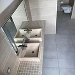 לינה וארוחת בוקר Chateau Camus מונטמארו