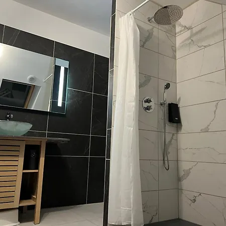 לינה וארוחת בוקר Chateau Camus מונטמארו