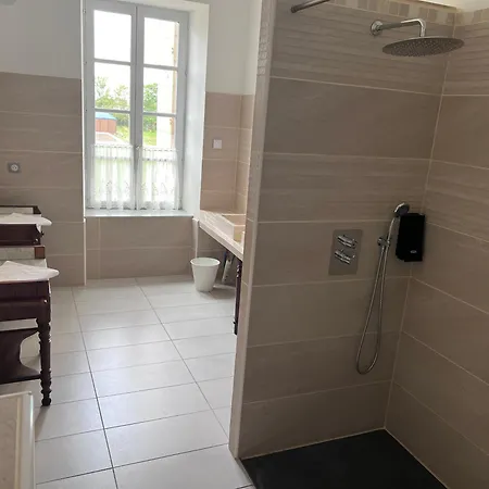 לינה וארוחת בוקר Chateau Camus *